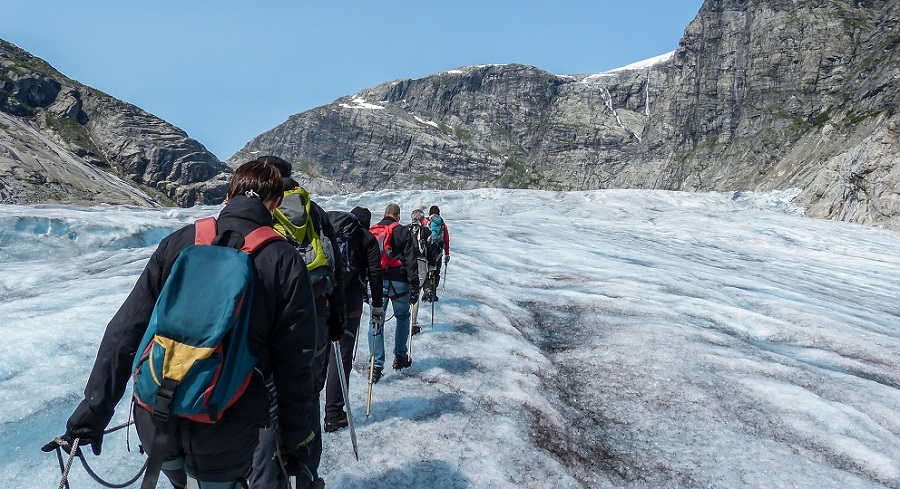 randonnée de groupe dans les fjords