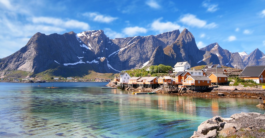 village en bord de lac au pied des fjords